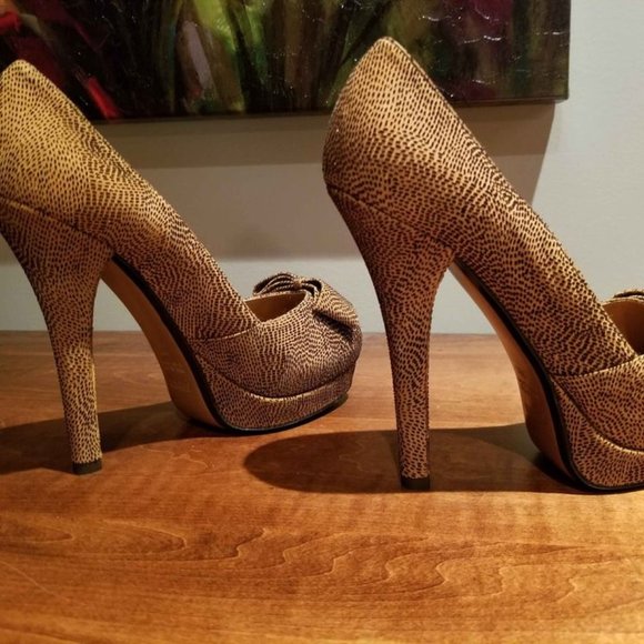 Striking Gorgeous Designers Shouse 8.5 US SIZE - Picture 4 of 9